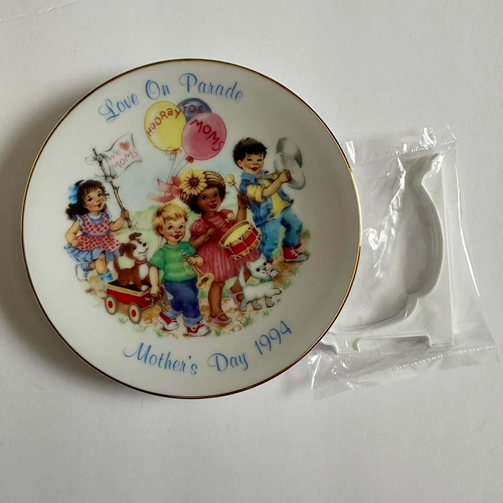Avon Love On Parade Mother's Day 1994 Collector Plate with Display Stand - Picture 1 of 8